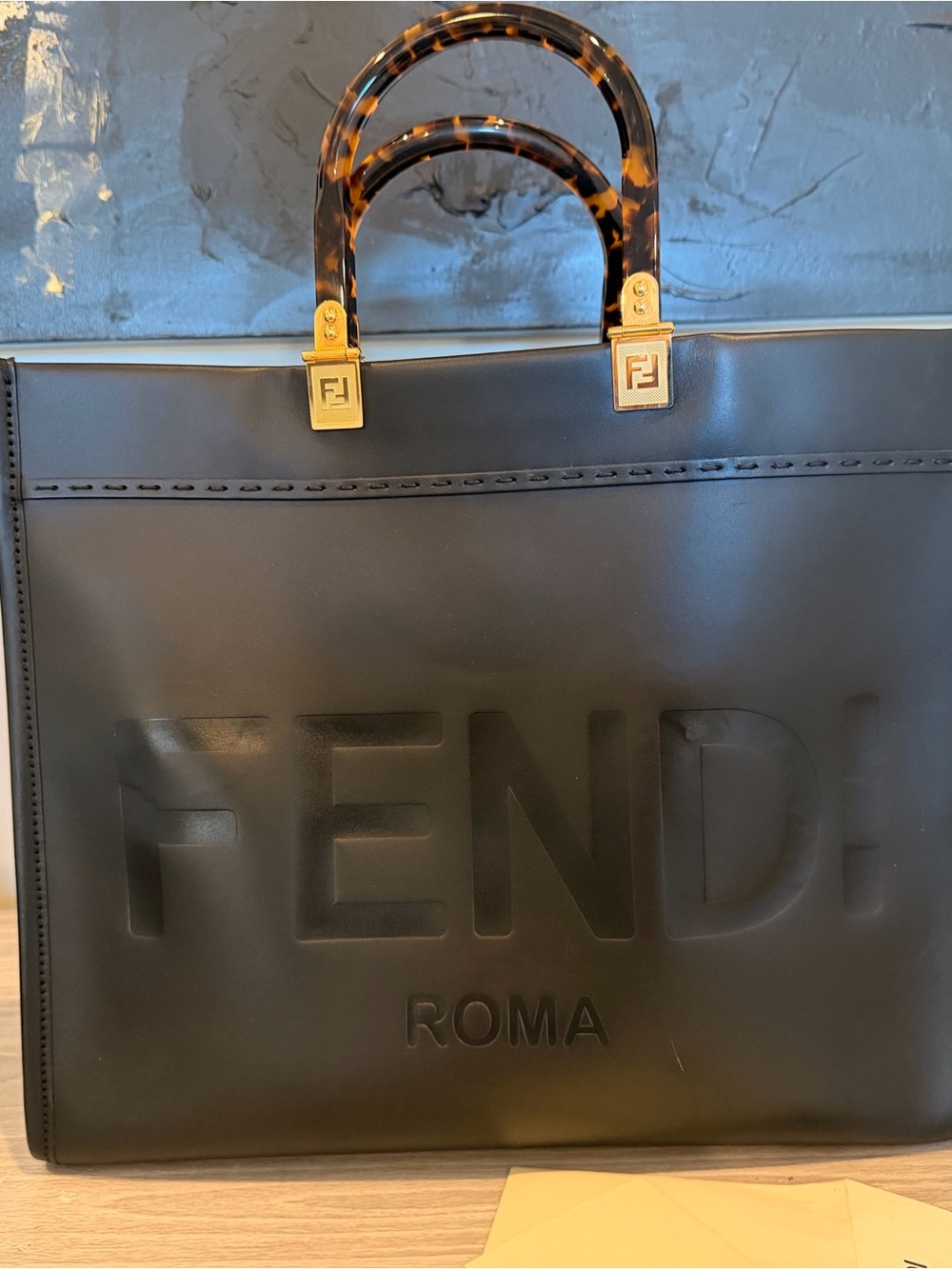 Fendi Leather Sunshine Medium
Shopper Tote (black)